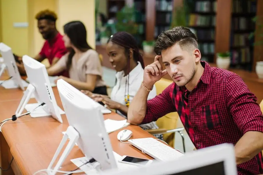 Un guide sur les meilleurs bootcamps de codage à Chicago (mis à jour pour 2024)